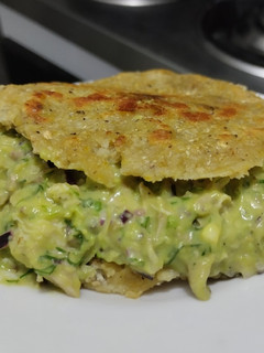 Una foto de Arepa🥯rellena🥙de aguacate🥑y pollo🍗cremosos🌿🥑🥛