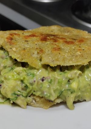Una foto de Arepa🥯rellena🥙de aguacate🥑y pollo🍗cremosos🌿🥑🥛