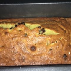 A picture of One bowl banana chocochip cake.