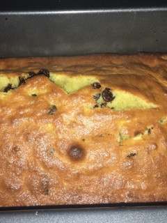 A picture of One bowl banana chocochip cake.