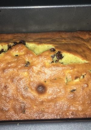 A picture of One bowl banana chocochip cake.