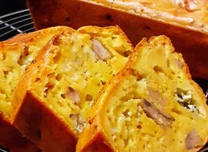Une photo de Cake salé façon Clafoutis, potimarron, châtaignes et bleu