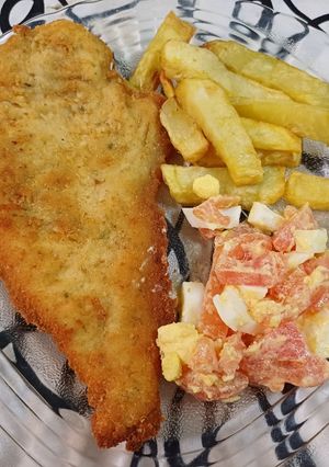 Una foto de Milanesas de pollo con papas fritas y ensalada