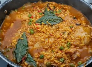 Una foto de ARROZ🥘PAELLA...!😋