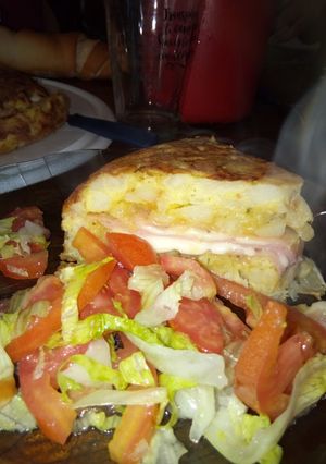 Una foto de Tortilla de papas rellena
