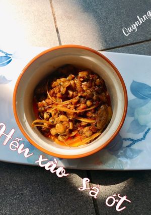 Hình của món Hến xào sả ớt.