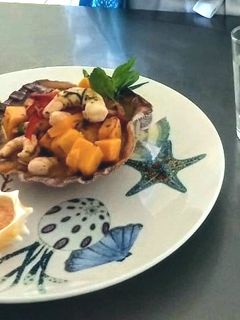 Una foto de Ceviche de camarón con mango y tequila