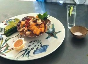 Una foto de Ceviche de camarón con mango y tequila