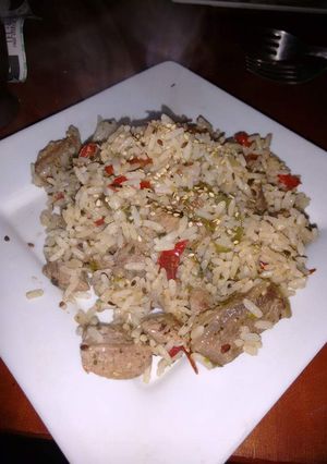 Una foto de Wok de carne vegetales y arroz
