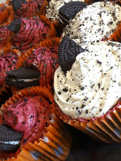 Una foto de Cupcakes de Oreo rellenos de dulce de leche