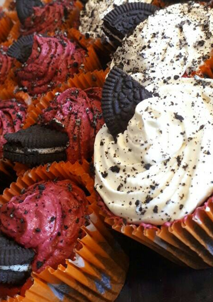 Una foto de Cupcakes de Oreo rellenos de dulce de leche