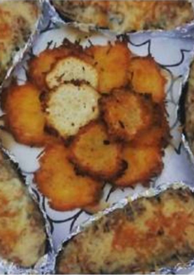 Una foto de Berenjenas rellenas con crujiente de queso