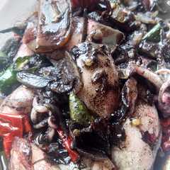 A picture of Cumi masak tinta hitam.