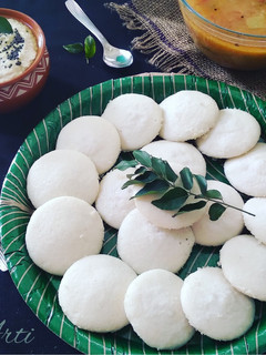 राईस इडली और नारियल की चटनी (Rice idli aur nariyal ki chutney recipe in Hindi) रेसिपी मुख्य फोटो