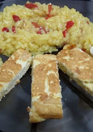 Una foto de Risotto y omelet de pollo y queso