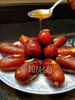 गेहूं आटे के गुलाब जामुन (gehu aate ke gulab jamun recipe in Hindi) रेसिपी मुख्य फोटो