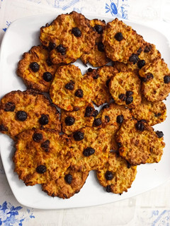 Una foto de Galletas de avena con mandarina y pepitas de chocolate (sin azúcar ni harina)