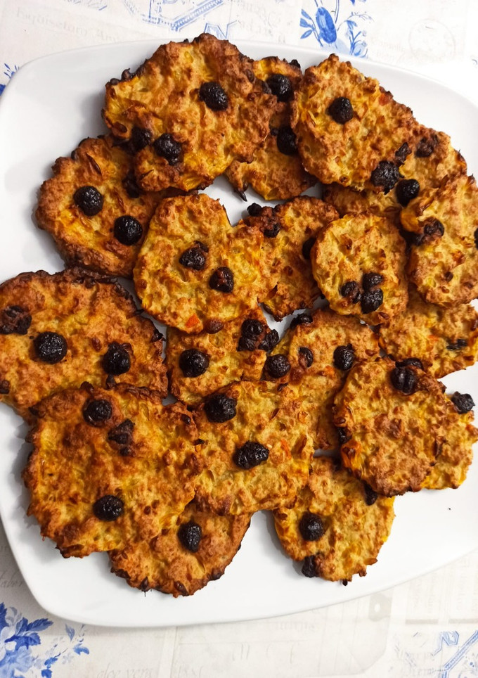 Una foto de Galletas de avena con mandarina y pepitas de chocolate (sin azúcar ni harina)