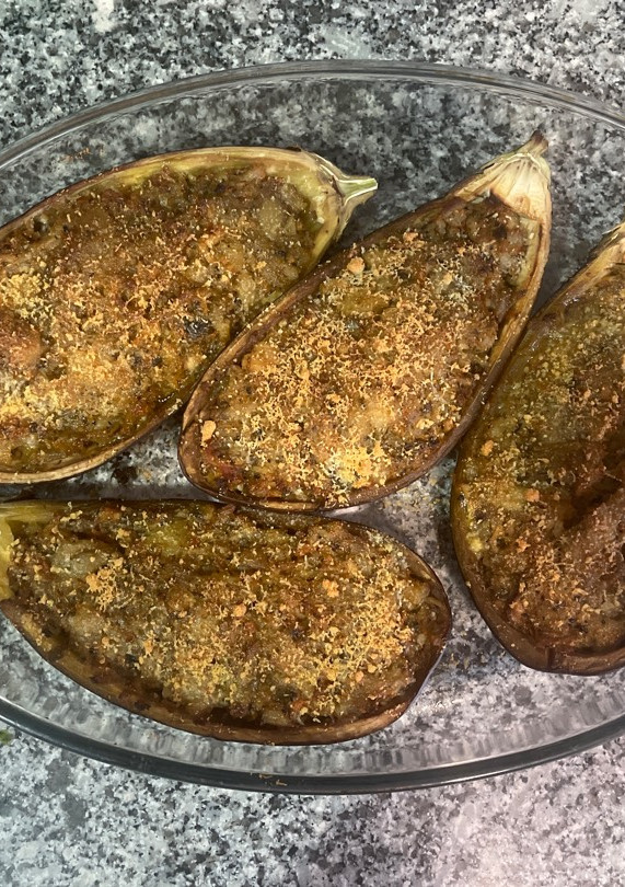 Una foto de Berenjenas rellenas 🍆🍆