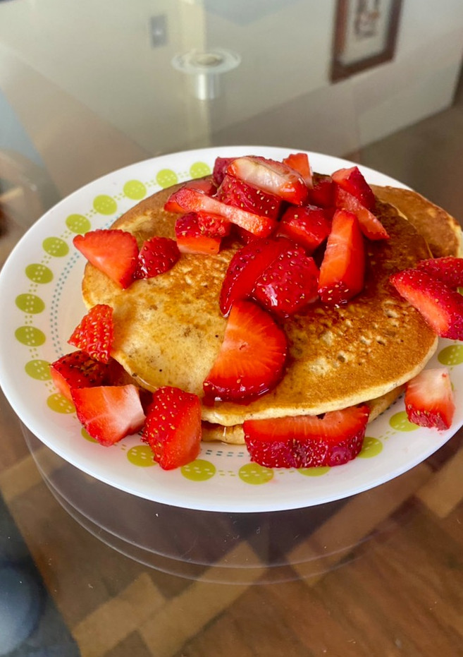 Una foto de Pancakecitos con yogurt griego 🍓