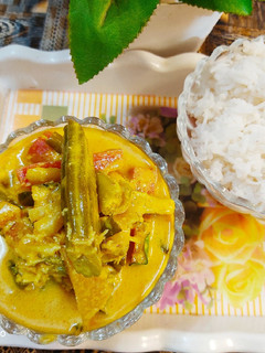 A picture of Avial curry with rice.