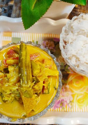 A picture of Avial curry with rice.