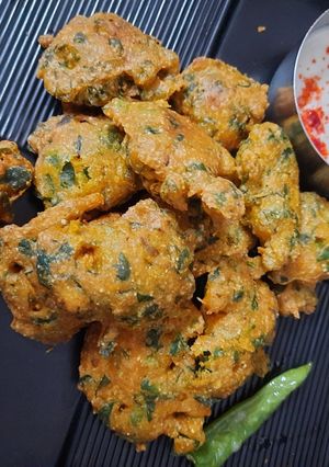 મેથીના ગોટા (Methi Gota Recipe In Gujarati) રેસીપી મુખ્ય ફોટો
