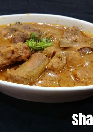 A picture of Resturent style chicken curry.