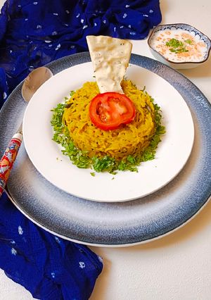 વધારેલી ખીચડી (Vaghareli Khichdi Recipe In Gujarati) રેસીપી મુખ્ય ફોટો