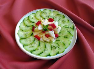 Une photo de Salade de concombre aux fruits et Tabasco
