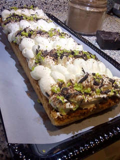 Una foto de Tarta salada de banana y dulce de leche