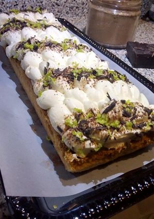 Una foto de Tarta salada de banana y dulce de leche