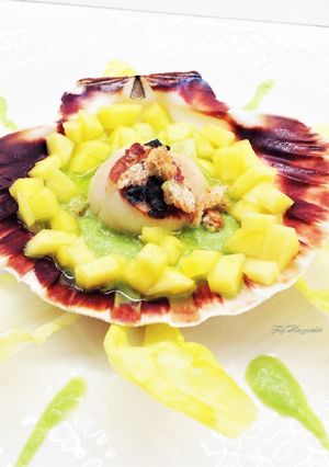 Foto di Capasanta con crema di lattuga, mango e fiocchi di sale nero
