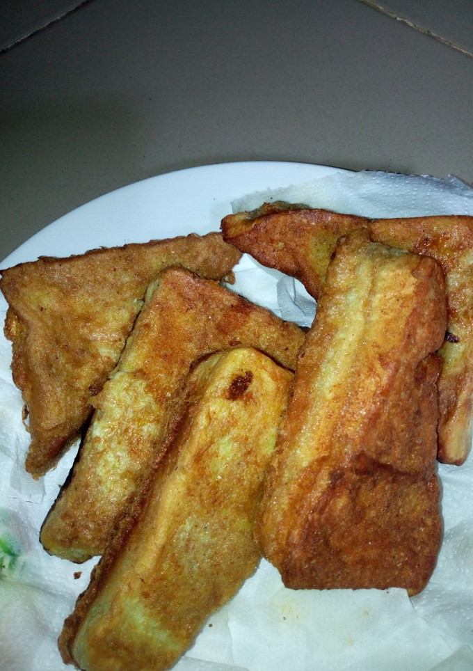 A picture of Bread in egg.