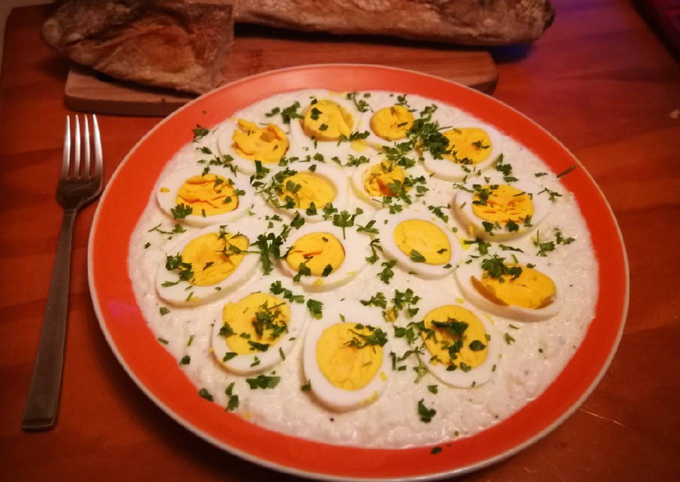 Huevos de corral cocidos sobre salsa de rábano negro crudo