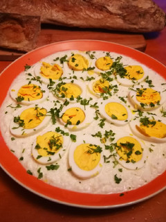 Una foto de Huevos de corral cocidos sobre salsa de rábano negro crudo