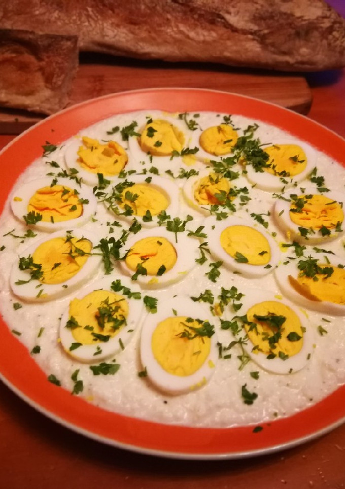 Una foto de Huevos de corral cocidos sobre salsa de rábano negro crudo