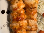 Una foto de brochetas al horno