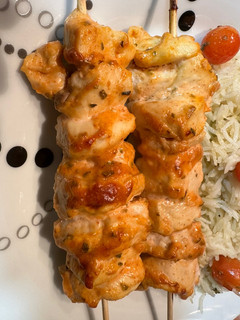 Una foto de Brochetas de pollo marinadas al horno