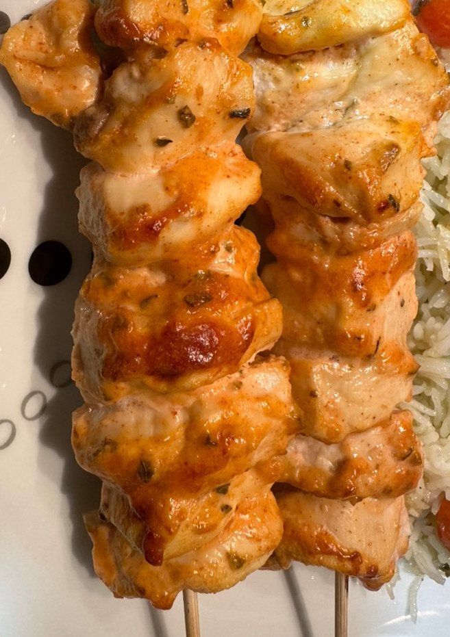Una foto de Brochetas de pollo marinadas al horno