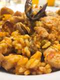 Paella di verdure con carne e molluschi