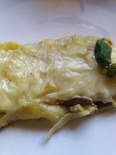 Una foto de Canelones dumplings con bechamel de col