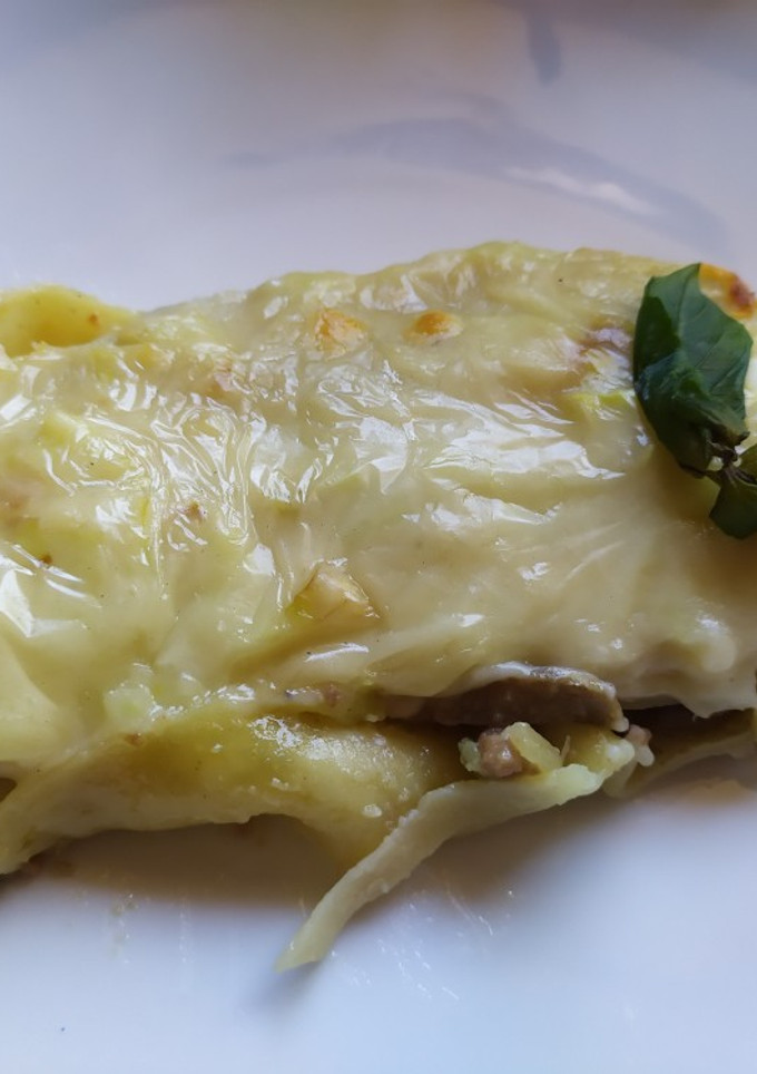 Una foto de Canelones dumplings con bechamel de col