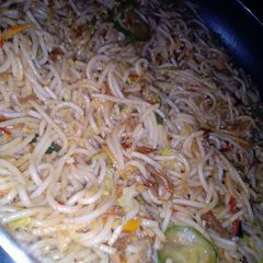 A picture of Stir fried spaghetti.