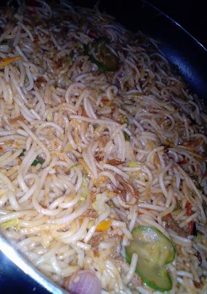 A picture of Stir fried spaghetti.