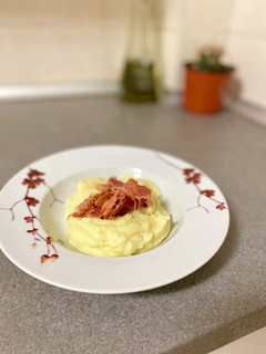 Una foto de Puré de patata con jamón serrano