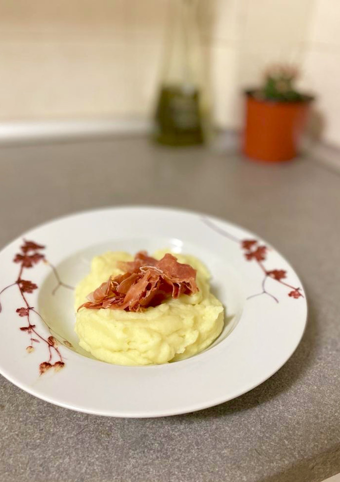 Una foto de Puré de patata con jamón serrano