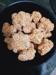 तिल के लड्डू (til ke ladoo recipe in Hindi) रेसिपी मुख्य फोटो