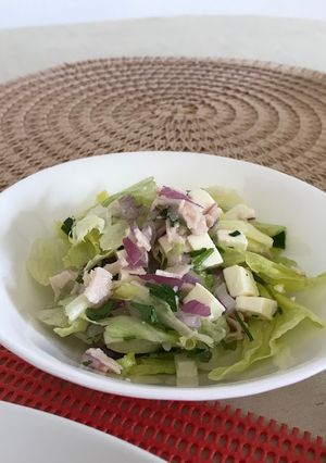 Una foto de Ensalada de lechuga y perejil (con unos detallitos)