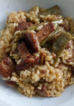 Una foto de Arroz meloso con costillas, judías y surtido de setas
